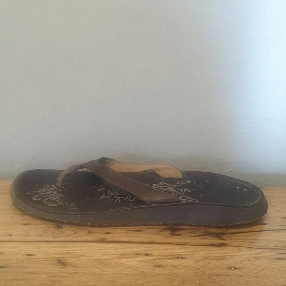 OluKai Hawaiian Inspired Brown Leather Sandals Women's Size 9